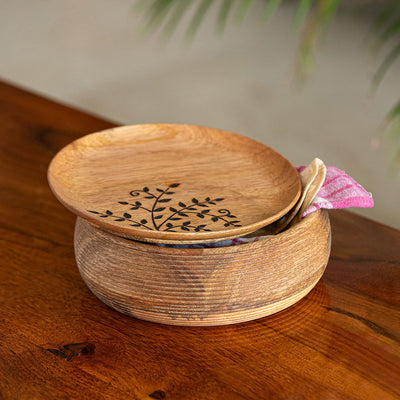 Burnt Leaf' Handcrafted Chapati Box With Lid In Mango Wood (8.2 Inch, 1080 ml)
