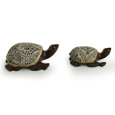 'The Talking Turtles' Hand Carved & Hand Painted Cotton Cloth Showpiece In Eucalyptus Wood