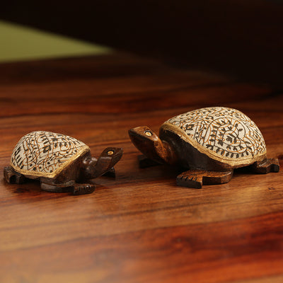 'The Talking Turtles' Hand Carved & Hand Painted Cotton Cloth Showpiece In Eucalyptus Wood